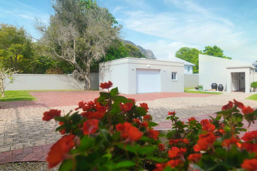 5 Bedroom Property for Sale in Fernkloof Estate Western Cape